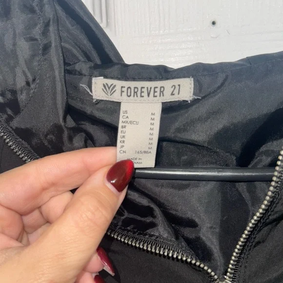 Forever 21 Black Zip-Up Cropped Windbreaker Jacket - Picture 2 of 6